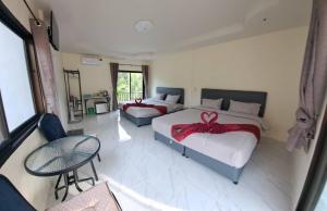 考索K.K. Park Resort的一间卧室配有两张红色弓床