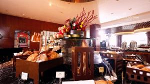 上海上海丽笙精选海仑酒店的面包店,有一大堆面包和糕点