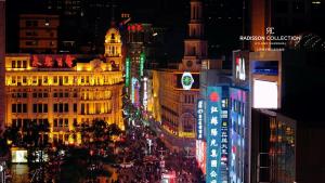 上海上海丽笙精选海仑酒店的享有繁忙的城市街道的景色