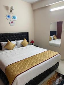 蒂鲁帕蒂OM SRINIVASA - TRULY HOMESTAY的一间卧室配有一张大床和镜子