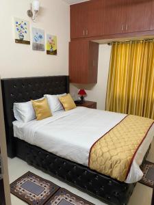 蒂鲁帕蒂OM SRINIVASA - TRULY HOMESTAY的一间卧室,卧室内配有一张大床