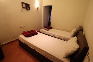 艾因苏赫纳Porto Sokhna的小型客房配有两张床,