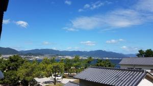 宫岛bHOTEL Kaniwasou 301 Minute walk from Miyajima Pier for 11ppl的享有水景和山景。