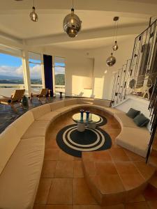 勒卡尔贝Villa Indigo的客厅配有沙发和桌子