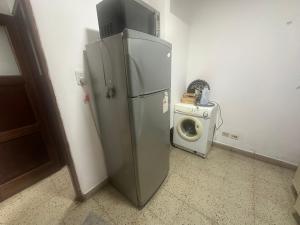萨尔塔Hostal Vicente的冰箱和洗衣机