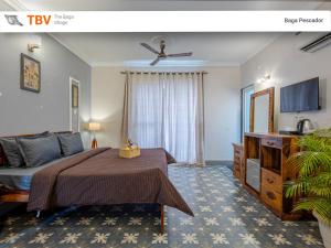 巴加Beach Doorz Place-TBV的一间卧室配有一张床、一个梳妆台和电视。