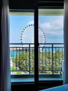 束草市Sokcho Chonpines Beach Hotel的从窗口欣赏到摩天轮的景色