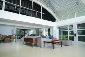 比纳里姆Beach House Resort Goa的一间设有大型玻璃天花板的客厅