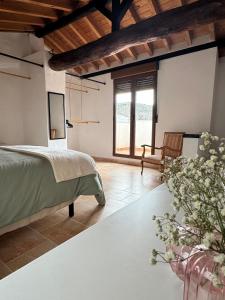 塞埃欣Casa Rural El Alcázar - Cehegín的一间卧室,卧室内配有一张床和一把椅子