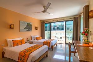 奥南海滩斯瑞苏克桑特度假酒店的酒店客房设有两张床和一个阳台。