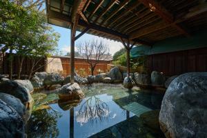 富士河口湖河口湖皇家酒店的院子里的岩石水池