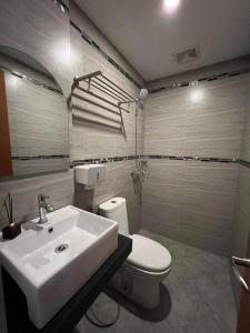 SablayanCasa Ison Hotel的浴室配有白色水槽和卫生间。
