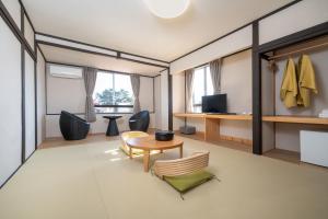 富士河口湖河口湖皇家酒店的客房配有桌椅和书桌。