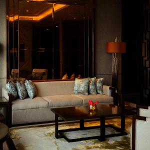 加尔各答加尔各答JW万豪酒店的带沙发和咖啡桌的客厅