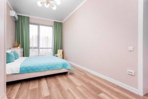 阿拉木图Heaven 2-Room Apartment`s的一间卧室设有一张床和一个窗口