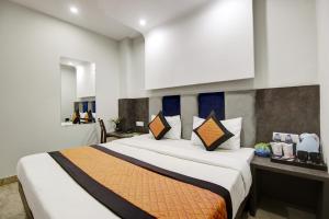 新德里Hotel S B INN - Near New Delhi Railway Station Paharganj的一间卧室,卧室内配有一张大床