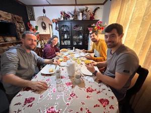 努沃勒埃利耶水晶山度假屋的一群坐在桌子旁吃食物的人