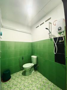 瓜拉大汉Abot guest house的绿色瓷砖客房内的卫生间