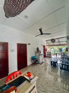 瓜拉大汉Abot guest house的客厅设有桌椅和天花板。