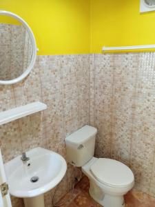 Ban Hin Sam KonHomeState Bang Maprao的浴室配有白色卫生间和盥洗盆。
