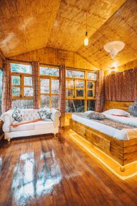 阿鲁沙Banana Farm Eco Hostel的客房内设有两张床,铺有木地板,设有窗户。