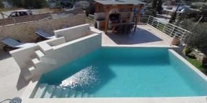 皮特斯迪亚Rafaela holiday home的享有蓝色海水游泳池的顶部景致