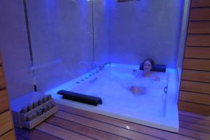 安塔利亚Elysium Deluxe Suites Antalya的女人在浴缸里