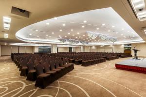 香港悦来酒店的中间设有椅子和讲台的会议室