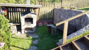 特拉凯普里加尔维斯度假屋的庭院内带石炉的花园