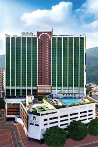 香港悦来酒店的一座大型建筑,前面设有一个游泳池
