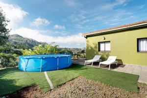 San LuisCasa Lomo Del Aire in Santa Cruz de Tenerife的后院设有热水浴池和2把椅子