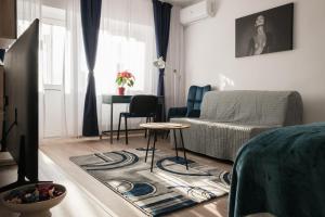 雅西Konstanzer Nicolina12的客厅配有沙发和桌子