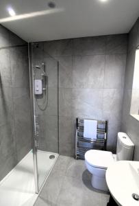 贝尔法斯特Ultra Urban Belfast Corporate Apartments的带淋浴、卫生间和盥洗盆的浴室