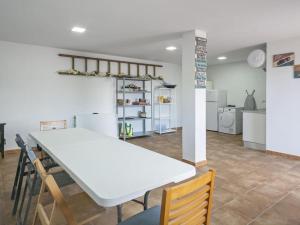 蓬通斯Ca La Carmina的带厨房的客房内的白色桌椅