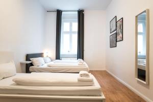 柏林Great Apartment for Eight in Berlin Neukölln的带2扇窗户的客房内的2张床