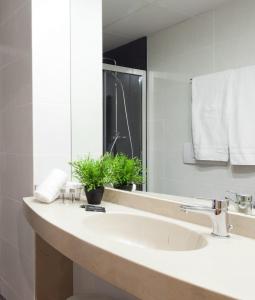 瓦伦西亚克莱默酒店的一间带水槽和镜子的浴室