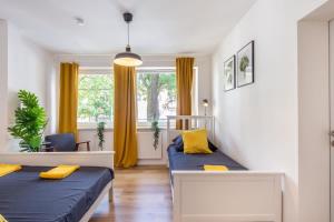 汉堡3 Bedroom apartment in great location的小房间设有两张床,配有黄色窗帘