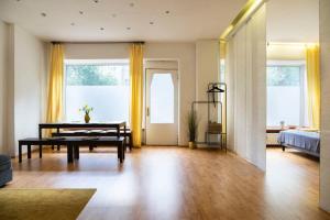 柏林One Bedroom Apartment Berlin Neukölln的客厅配有桌子和黄色窗帘