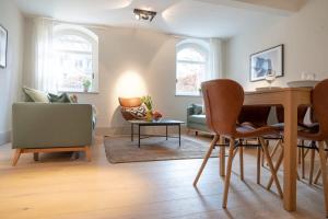 汉堡Spacious 3-bedroom apartment near Eilbekpark的客厅配有沙发和桌椅
