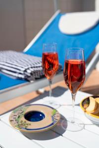 PontoneDonna Luisa Suites 19 Amalfi view - free parking的桌子上放两杯红葡萄酒