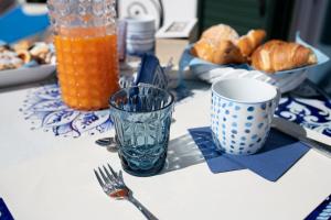 PontoneDonna Luisa Suites 19 Amalfi view - free parking的餐桌上放着食物盘子和一杯橙汁