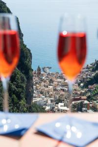PontoneDonna Luisa Suites 19 Amalfi view - free parking的两杯葡萄酒坐在桌子上,享有美景