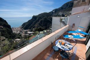 PontoneDonna Luisa Suites 19 Amalfi view - free parking的海景阳台。
