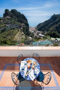 PontoneDonna Luisa Suites 19 Amalfi view - free parking的阳台上的餐桌上放着一盘食物