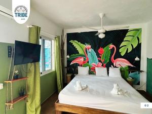 巴亚希贝Tribe Bayahibe的一间卧室配有一张带火烈鸟壁画的床