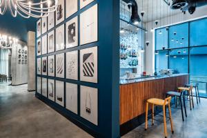 巴统STEPS Batumi Hotel & Suites的餐厅里设有蓝色墙壁和凳子的酒吧