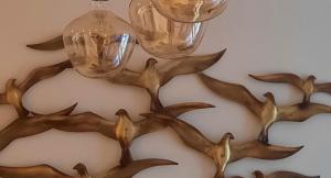 ĶesterciemsBeautiful Seaside apartement Albatross 24的铜树枝墙灯,有三个玻璃灯泡