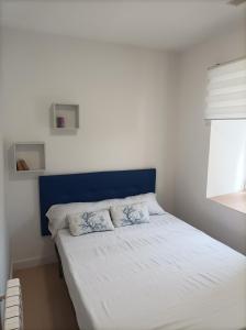 SantiagoCasa Cabárceno的卧室里一张带蓝色床头板的床
