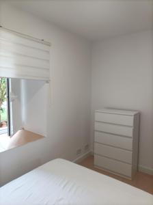 SantiagoCasa Cabárceno的白色的卧室设有床和窗户