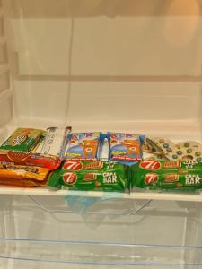 Sīdī Ḩamzahبيت الجود للأجنحة المفروشة的冰箱里装满了不同种类的小吃